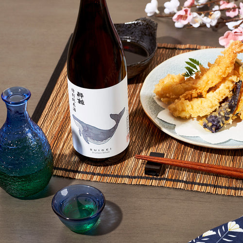 Suigei “Tokubetsu Junmai” Junmai with a sango tokkuri and guinomi, served with tempura